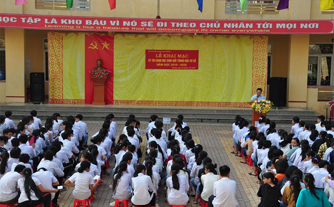 Quang cảnh khai mạc kỳ thi tại Trường THCS Quang Trung, thành phố Yên Bái.