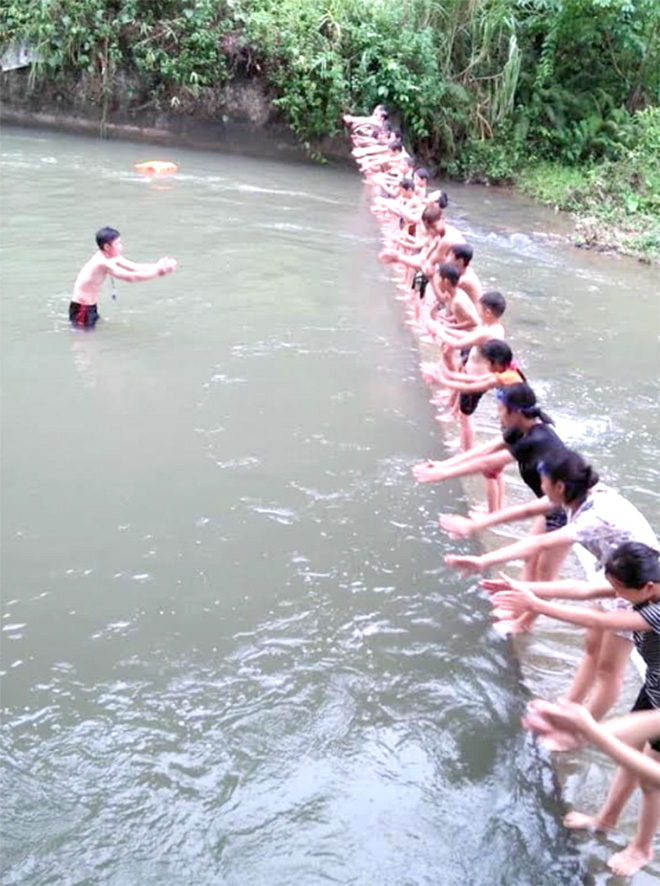 Dạy kỹ năng bơi cho trẻ em tại xã Phúc Lợi, huyện Lục Yên.