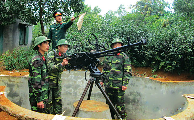 Cán bộ, chiến sĩ Ban Chỉ huy Quân sự huyện Yên Bình tích cực luyện tập khu vực phòng thủ.