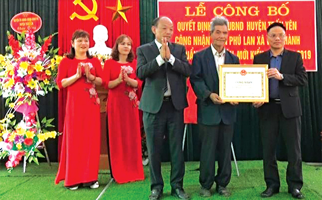 Lãnh đạo huyện Trấn Yên trao Bằng chứng nhận thôn Phú Lan, xã Việt Thành đạt chuẩn nông thôn mới kiểu mẫu.