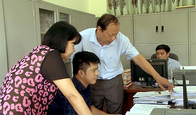 Đồng chí Nguyễn Dũng Giang trao đổi với lãnh đạo và chuyên viên Cơ quan Tổ chức - Nội vụ huyện Yên Bình về công tác phát triển đảng viên mới.