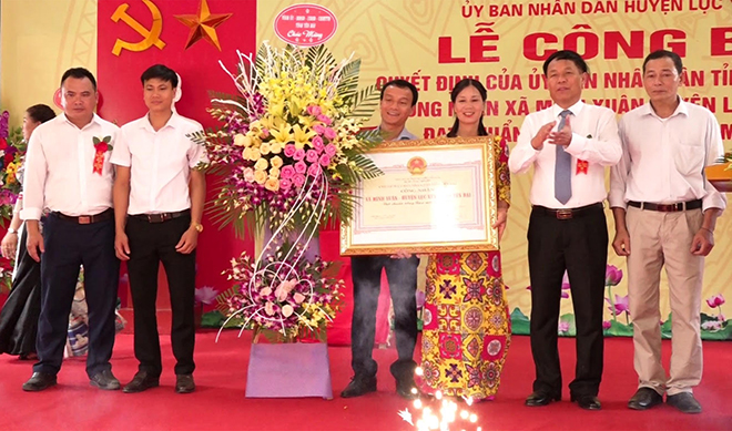 Đồng chí Nguyễn Văn Khánh – Phó chủ tịch UBND tỉnh trao Quyết định của UBND tỉnh công nhận xã Minh Xuân đạt chuẩn nông thôn mới năm 2020.