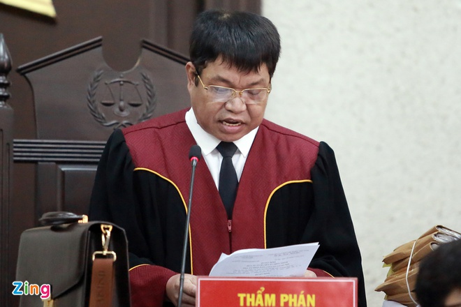Thẩm phán Bùi Xuân Trọng công bố bản án.