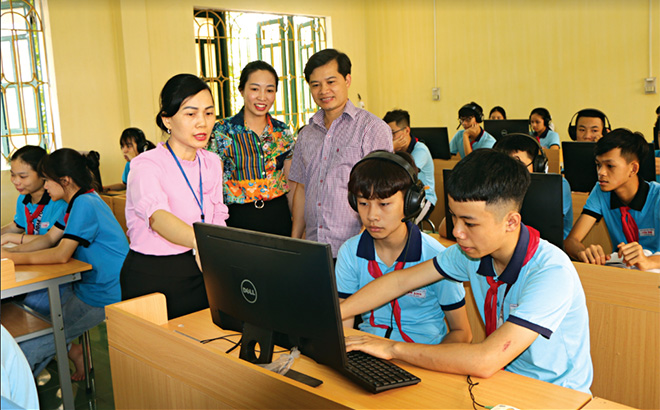 Phó Chủ tịch UBND huyện Nguyễn Lê Dũng kiểm tra giờ Tin học của học sinh Trường THCS thị trấn Yên Bình.