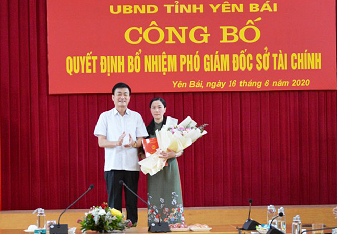 Đồng chí Nguyễn Chiến Thắng tặng hoa chúc mừng tân Phó Giám đốc Sở Tài chính Nguyễn Thị Trang Nhung