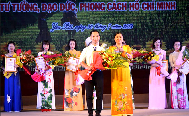 Giải Nhất Chung kết Hội thi Kể chuyện về Bác Hồ theo chủ đề năm 2019 được Ban Tổ chức trao cho thí sinh Đậu Ninh Thuận thuộc Đảng bộ Trường Cao đẳng Y tế Yên Bái.