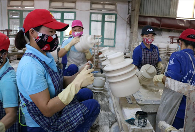 Công nhân Công ty cổ phần Sứ kỹ thuật Hoàng Liên Sơn trong giờ sản xuất.