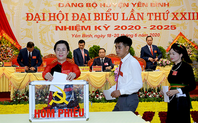 Đại biểu bỏ phiếu bầu Ban Chấp hành Đảng bộ huyện Yên Bình lần thứ XXIII, nhiệm kỳ 2020 - 2025