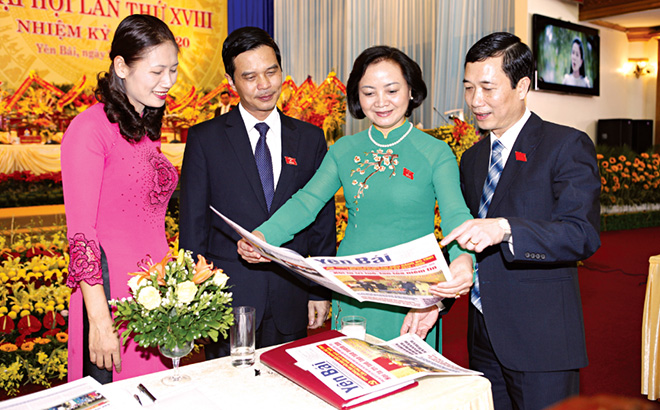 Đồng chí Phạm Thị Thanh Trà - Ủy viên Ban Chấp hành Trung ương Đảng, Bí thư Tỉnh ủy, Chủ tịch HĐND tỉnh cùng các đồng chí lãnh đạo tỉnh xem Báo Yên Bái số đặc biệt tuyên truyền về Đại hội Đảng bộ tỉnh.