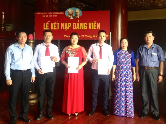 Lễ kết nạp đảng viên của Đảng bộ Công ty cổ phần Tập đoàn Hòa Bình Minh tại Khu tưởng niệm Chủ tịch Hồ Chí Minh - Lễ đài sân vận động thành phố Yên Bái.