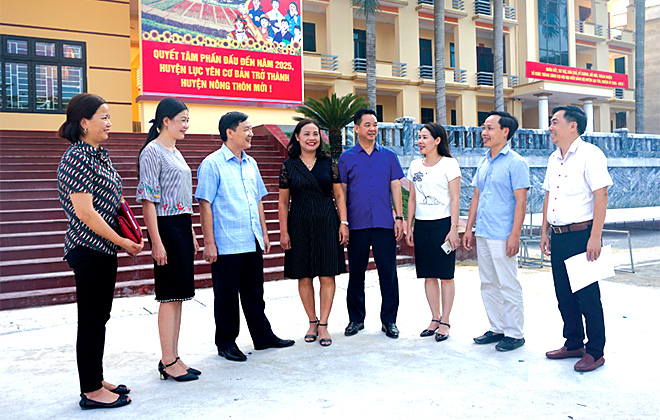 Các đồng chí lãnh đạo Huyện ủy, HĐND, UBND huyện Lục Yên trao đổi nhiệm vụ công tác xây dựng Đảng, hệ thống chính trị, kinh tế - xã hội địa phương.