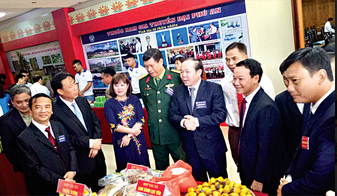 Đồng chí Đỗ Đức Duy - Phó Bí thư Tỉnh ủy, Chủ tịch UBND tỉnh; lãnh đạo tỉnh và lãnh đạo Liên minh Hợp tác xã Việt Nam tham quan các sản phẩm nông nghiệp Lục Yên.