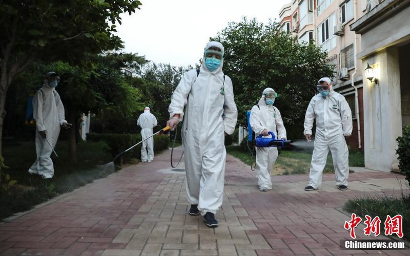Quận Đại Hưng ở Bắc Kinh phun thuốc diệt khuẩn ngày 21/6.