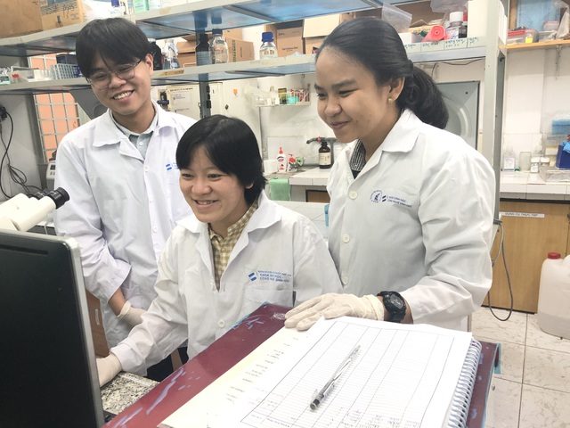 TS Nguyễn Thuỵ Vy (giữa) và hai sinh viên Đăng Khôi, Mỹ Phúc nghiên cứu về công nghệ protein tái tổ hợp giúp chủ động sản xuất kit xét nghiệm Covid-19