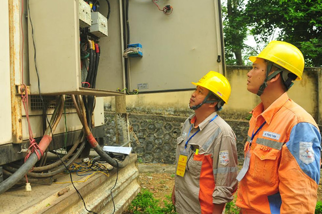 Công nhân ngành điện kiểm tra các thiết bị điện mùa nắng nóng.