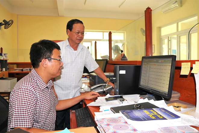 Cán bộ Chi cục Thuế huyện Lục Yên trao đổi về công tác thu ngân sách quý III/2020.