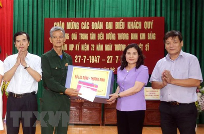 Tặng quà các thương binh nặng của Trung tâm điều dưỡng thương binh Kim Bảng, tỉnh Nam Định.