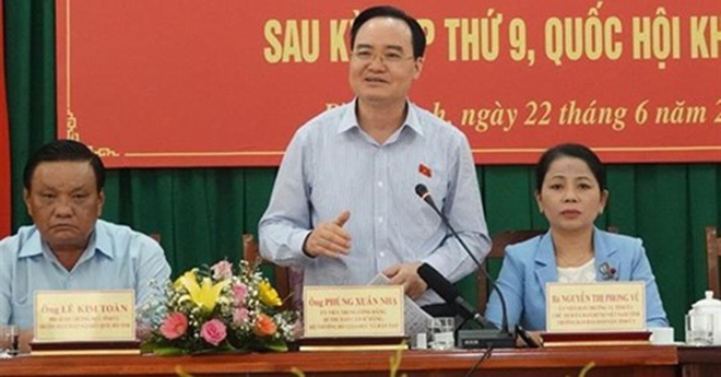 Bộ trưởng Phùng Xuân Nhạ phát biểu tại cuộc tiếp xúc cử tri tỉnh Bình Định.