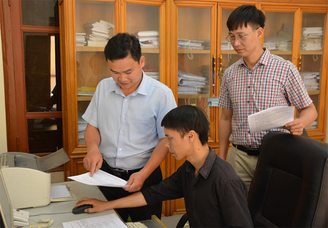 Thủ trưởng Cơ quan Kiểm tra - Thanh tra huyện Mù Cang Chải trao đổi công tác chuyên môn với cán bộ trong cơ quan.