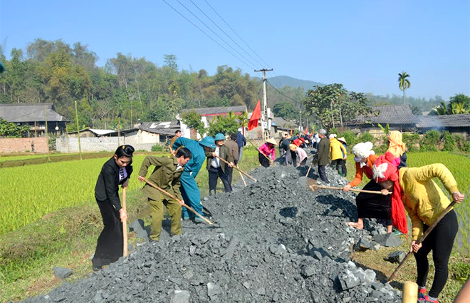 Nhân dân xã Phúc Sơn, huyện Văn Chấn tham gia làm đường giao thông nông thôn.