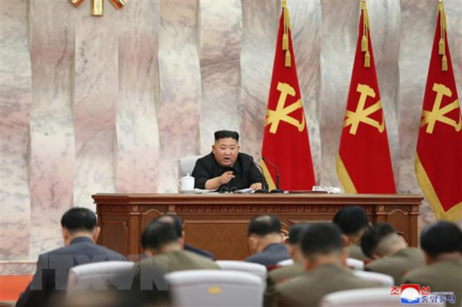 Nhà lãnh đạo Kim Jong-un chủ trì một cuộc họp với Ủy ban Quân ủy Trung ương Đảng Lao động Triều Tiên tại Bình Nhưỡng ngày 24/5/2020.