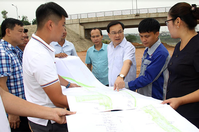 Lãnh đạo Thành ủy Yên Bái kiểm tra tiến độ thi công công trình đê chống ngập sông Hồng khu vực xã Giới Phiên, thành phố Yên Bái.