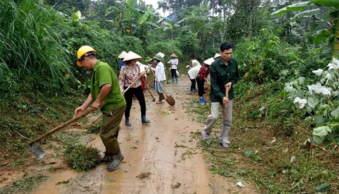 Cán bộ và nhân dân xã Thịnh Hưng tham gia vệ sinh đường làng ngõ xóm.