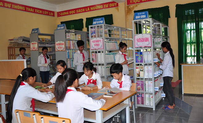 Học sinh Trường Phổ thông dân tộc bán trú THCS Phong Dụ Thượng đọc sách trong thư viện nhà trường.