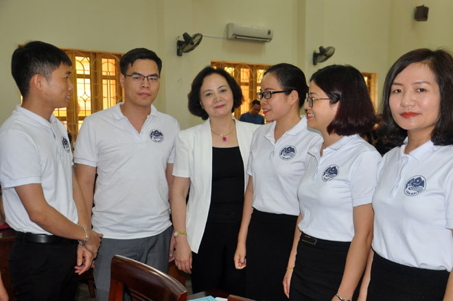 Bí thư Tỉnh ủy, Chủ tịch HĐND tỉnh Phạm Thị Thanh Trà (thứ 3, trái sang) trao đổi với các học viên tham gia Đề án 11 của Tỉnh ủy.