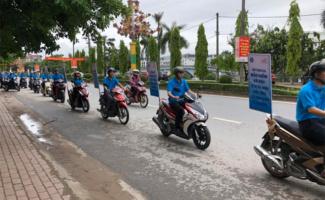 Bảo hiểm xã hội tỉnh phối hợp với Bưu điện tỉnh tổ chức Lễ ra quân hưởng ứng Tháng vận động triển khai bảo hiểm xã hội toàn dân.