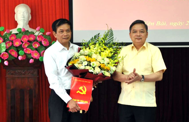 Đồng chí Dương Văn Thống – Phó Bí thư Thường trực Tỉnh ủy trao Quyết định điều động, bổ nhiệm Phó Ban Nội chính Tỉnh ủy cho đồng chí Phan Hữu Quang .