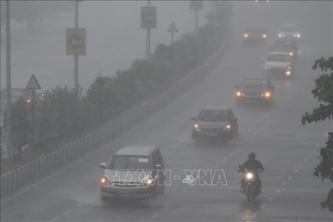 Các phương tiện di chuyển dưới trời mưa to tại Mumbai, Ấn Độ ngày 4/6/2020.