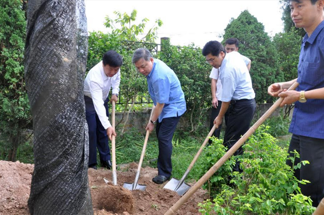 Đồng chí Dương Văn Thống – Phó Bí thư Thường trực Tỉnh ủy, Trưởng đoàn đại biểu Quốc hội tỉnh trồng cây lưu niệm tại UBMTTQ tỉnh.