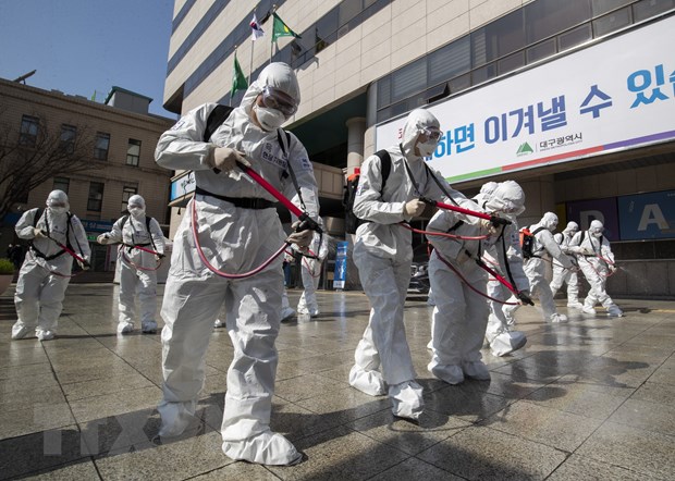 Phun thuốc khử trùng nhằm ngăn chặn sự lây lan của dịch COVID-19 tại thành phố Daegu, Hàn Quốc ngày 2/3/2020.
