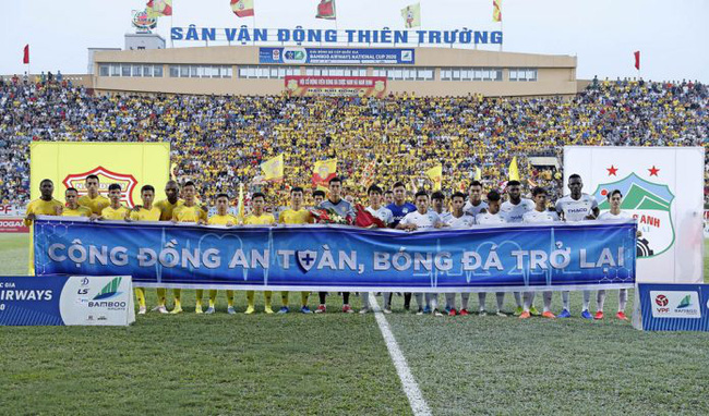Ngày 23/5, trận đấu khởi tranh Cúp Quốc gia 2020-trận đấu chính thức đầu tiên của bóng đá Việt Nam được phép cho khán giả vào sân sau khi dịch COVID-19 được kiểm soát.