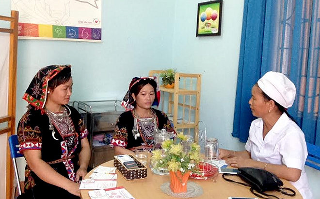 Cán bộ Trạm Y tế xã Yên Thành tư vấn các biện pháp tránh thai cho chị em phụ nữ.