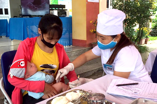 A health worker in Thanh Luong commune of Nghia Lo town gives a vaccination shot to a baby.