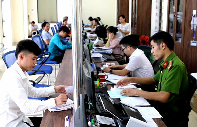 Staff members of a unit handling administrative procedures in Van Yen district serve local people.