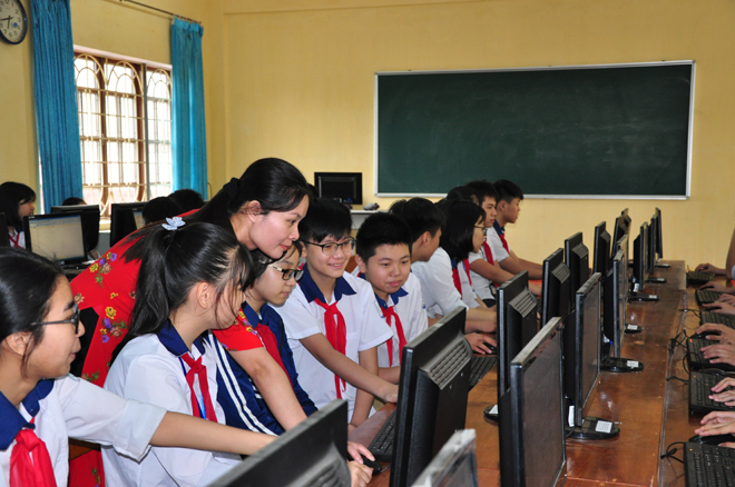 A computer class at Le Hong Phong Secondary School in Yen Bai city.