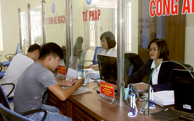 Bộ phận Phục vụ hành chính công thành phố Yên Bái làm tốt công tác giải quyết công việc cho người dân.