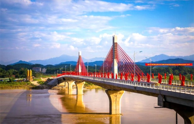 Những cây cầu mới bắc qua sông Hồng trên địa bàn thành phố Yên Bái.