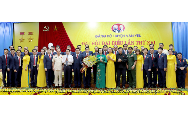 Các đồng chí lãnh đạo tỉnh tặng hoa chúc mừng Ban Chấp hành Đảng bộ huyện Văn Yên khóa XVI, nhiệm kỳ 2020 - 2025.