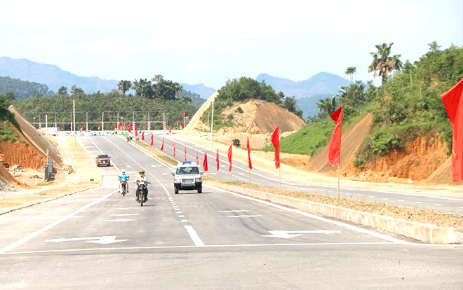 Đường nối quốc lộ 32C với cao tốc Nội Bài - Lào Cai tạo điều kiện thuận lợi cho phát triển kinh tế - xã hội thành phố Yên Bái. (Ảnh: Thanh Chi)