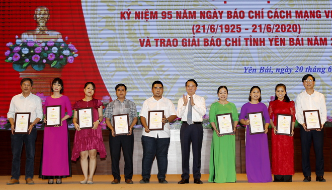 Chủ tịch UBND tỉnh Đỗ Đức Duy trao giải B Giải Báo chí tỉnh Yên Bái năm 2020.