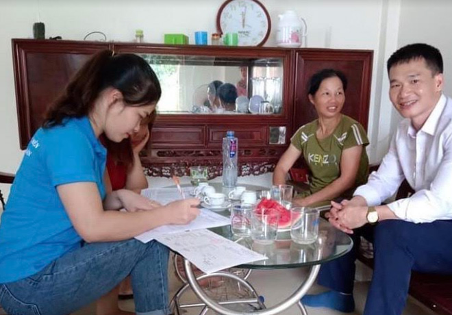 Cán bộ Bảo hiểm xã hội và Bưu điện huyện Văn Yên đến tận nhà tuyên truyền, vận động người dân tham gia bảo hiểm xã hội tự nguyện.