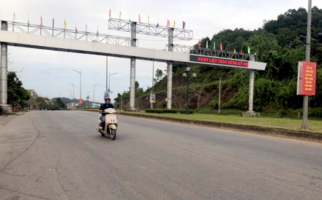 Vạch kẻ đường trên đường Nguyễn Tất Thành, thành phố Yên Bái không còn nhìn thấy rõ