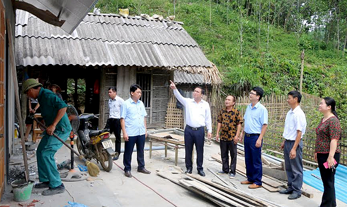 Bí thư Huyện ủy Đoàn Hữu Phung kiểm tra tiến độ xóa nhà dột nát cho hộ nghèo và người có công trên địa bàn huyện.