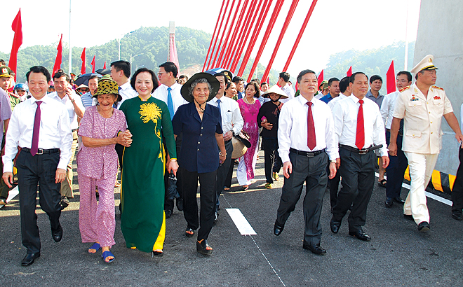 Các đồng chí lãnh đạo tỉnh cùng nhân dân chia sẻ niềm vui trong ngày khánh thành công trình cầu Bách Lẫm kỷ niệm 73 năm Ngày thành lập Đảng bộ tỉnh (30/6/1945 - 30/6/2018).