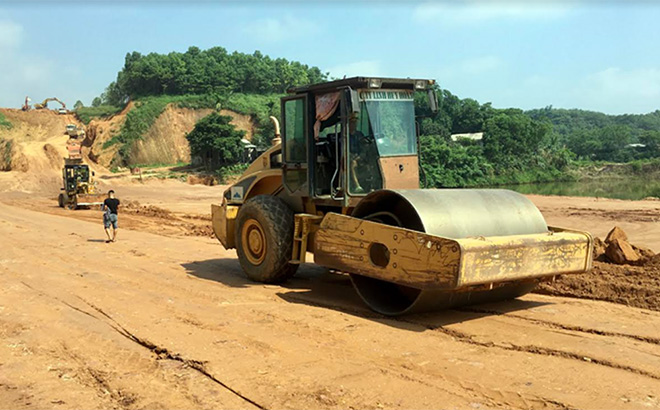 Công ty TNHH Linh Huy Hoàng đang đẩy nhanh tiến độ thi công công trình đường nối Nhà máy Xi măng Yên Bình với cảng Hương Lý.