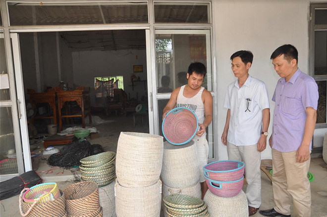 Một cơ sở sản xuất đồ thủ công mỹ nghệ từ mây tre đan ở phường Pú Trạng.